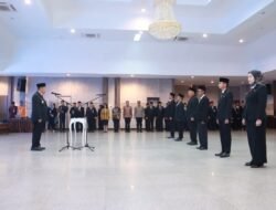 Gubernur Hidayat Lantik 8 ASN, Tekankan Integritas dan Etika Bertugas